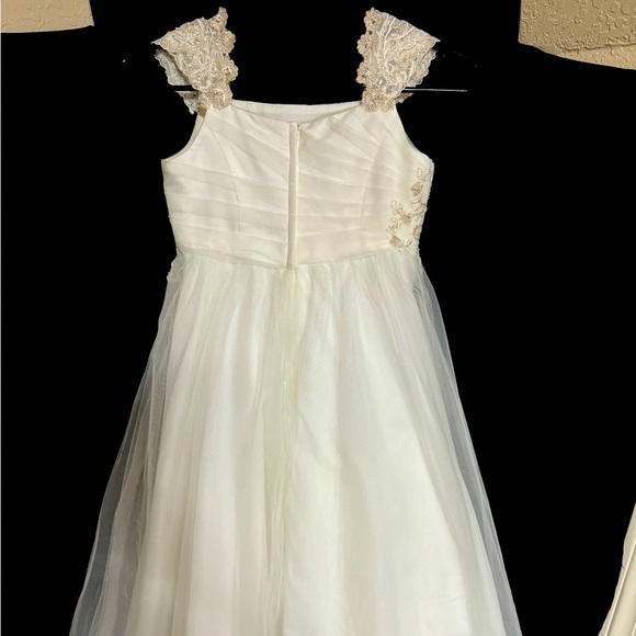 Perfect White dress from David’s Bridal First Communion or Flower girl dress - Picture 3 of 10